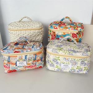 Gros plan détaillé de trousses de maquillage matelassées aux motifs variés de fleurs