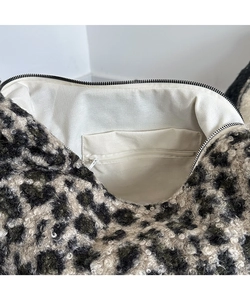 Dettaglio della borsa leopardata con fodera in tela beige e tasca interna con zip