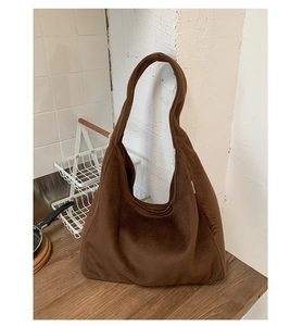 Detailed view of the soft brown plush tote bag with a seamless handle for autumn and winter