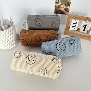 Detailansicht der Cord-Mäppchen mit Smiley-Stickerei in vier verschiedenen Farben