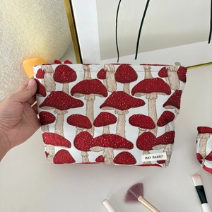 Détail d'une trousse de toilette en toile à motif de champignons rouges