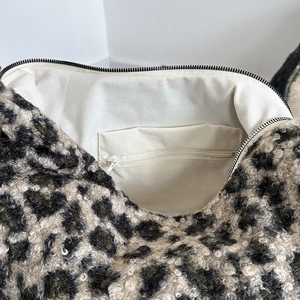 Grande borsa tote leopardata in finta pelliccia con pratica tasca interna con cerniera