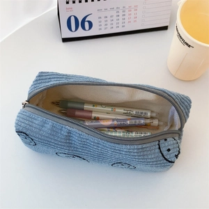 Detailansicht der blauen Cord-Federtasche mit Smiley-Stickerei und großem Stauraum