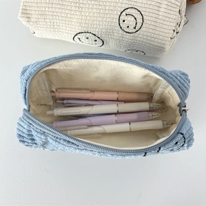 Detailansicht der hellblauen Cord-Federtasche mit Canvas-Innenfutter und Reißverschluss
