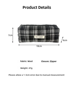Dettaglio dell'astuccio in lana a scacchi con dimensioni 18x7x6cm e trama fine