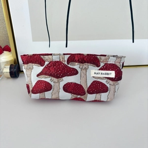 Détail de la trousse de maquillage en toile à motif champignon rouge avec fermeture