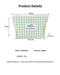 Vue détaillée de la trousse de maquillage à carreaux verts avec dimensions 18x13cm