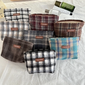 Modieuze geruite wollen cosmetische tas met leren label in diverse chique kleuren