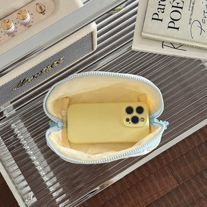 Borsa organizer ricamata azzurra con fodera gialla e interno spazioso per smartphone
