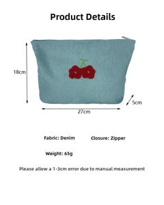 Trousse à maquillage en jean bleu avec broderie cerise et dimensions 27x18x5cm