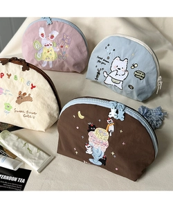 Dettaglio di ricami a cartoni animati su pochette per cosmetici in nylon