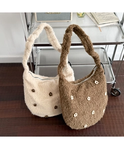 Detailansicht der Plüsch-Schultertaschen mit 3D-Blumenstickerei in Beige und Dunkelbraun