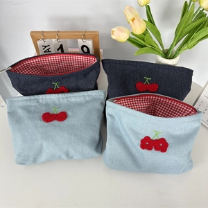 Trousses à maquillage en denim avec broderie cerise en bleu foncé et clair avec tulipes