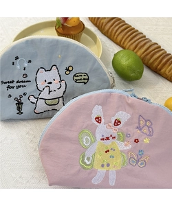Ricamo dettagliato di motivi di cucciolo e coniglio su trousse in morbido cotone