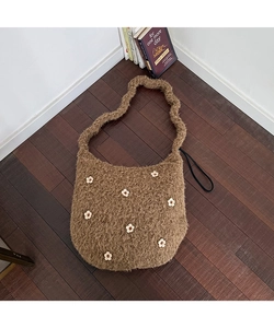 Detaillierte Draufsicht auf braune Plüsch-Stricktasche mit weißen 3D-Blumenverzierungen