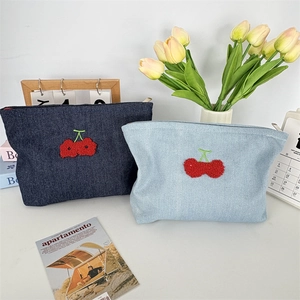 Trousse de maquillage en denim avec broderie cerise en bleu clair et bleu foncé