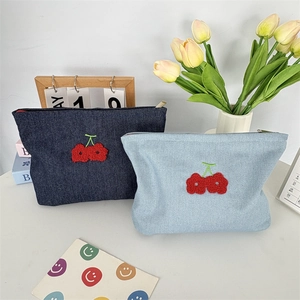 Grande trousse maquillage en jean avec broderie cerise, organisateur de voyage robuste