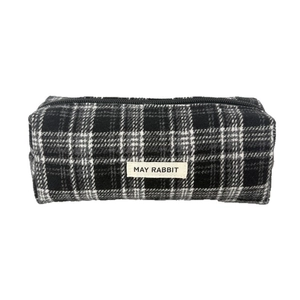 Astuccio portapenne in lana a scacchi bianchi e neri con etichetta tessuta May Rabbit