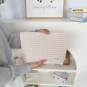 Detail van roze en witte geruite make-uptas met exclusief May Rabbit-label