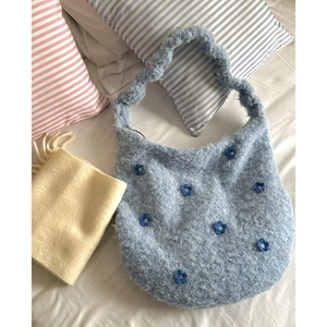Nahaufnahme der hellblauen Plüschtasche mit dunkelblauen 3D-Strickblumen-Applikationen