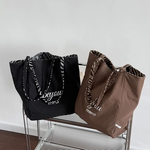 Large capacity chic tote bag in black and brown with animal print straps for daily use