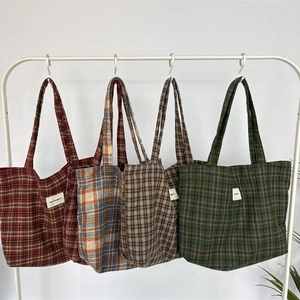 Grands sacs cabas en laine à carreaux classiques en quatre couleurs sur un support