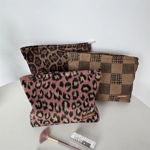 Trousses de maquillage rétro en peluche avec motifs à carreaux et léopard et fermeture