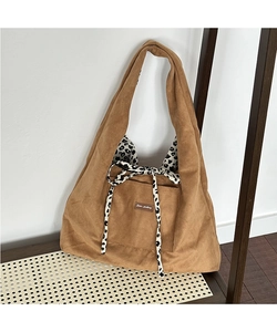Detail of corduroy leopard print tote bag featuring Star-picking logo and suede texture