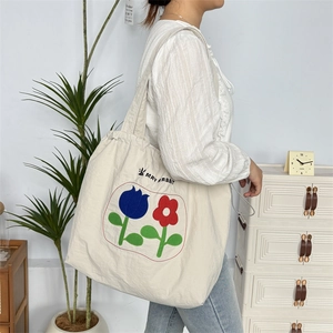 Detail der Canvas-Einkaufstasche mit Blumenmuster und großem Kordelzug-Design