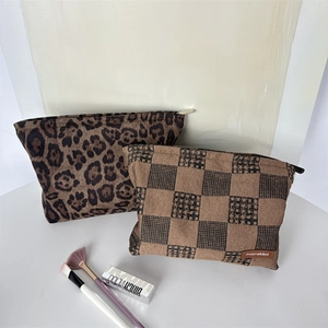 Détail du lot de trousses à maquillage à motif léopard et carreaux avec fermeture