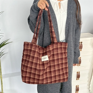 Détail du sac cabas à carreaux rouges vintage avec étiquette de marque pour femmes