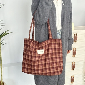 Détail du grand sac cabas vintage à carreaux avec étiquette MAY RABBIT et bandoulière