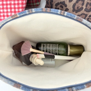Vue de dessus de la trousse de maquillage à carreaux bleus montrant l'intérieur spacieux