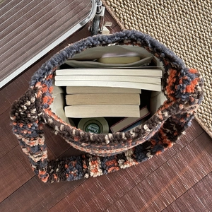 Fuzzy leopard print bucket bag with large capacity, ideal for students and casual use