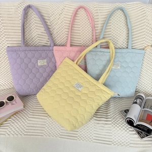 Detailansicht gesteppter Baumwoll-Shopper in Lila, Rosa, Blau und Gelb Farben