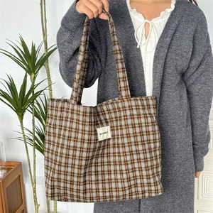Détail du grand sac cabas à carreaux rétro avec texture en laine et étiquette Hay Rabbit