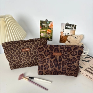 Retro leopard print suede cosmetic bag set with zipper and leather brand label