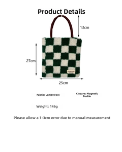 Vue macro du sac fourre-tout en peluche à damier vert avec dimensions de 25x27cm