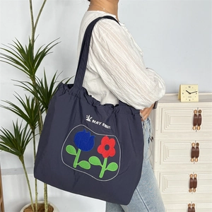 Dunkelblaue Kordelzug-Einkaufstasche mit Tulpenstickerei und May Rabbit Schriftzug
