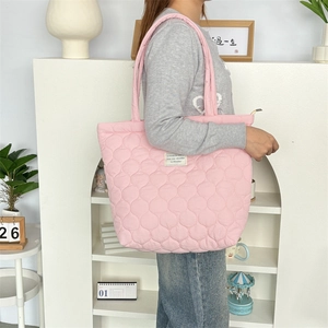Rosa gesteppte Tragetasche mit Wolkenmuster und Schultergurt in minimalistischem Ambiente