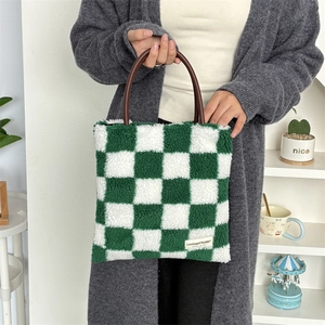 Sac fourre-tout en peluche à damier vert et blanc avec anses en cuir marron à domicile