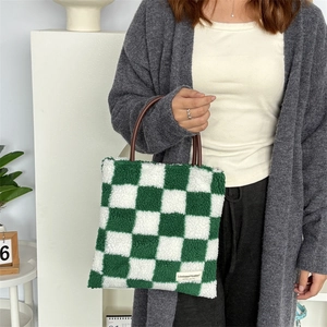 Détail du cabas en peluche à damier vert avec poignée en PU marron et étiquette