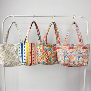 Borse tote in cotone trapuntato con fantasie floreali e varie su un supporto bianco
