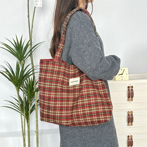 Détail du grand sac cabas en laine à carreaux rouge et vert avec étiquette HAY RABBIT