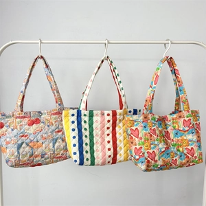 Borse tote in cotone trapuntato con motivi floreali e geometrici su un supporto bianco