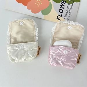 Gesteppte Satin-Kopfhörertaschen mit Spitzenbesatz in Creme und Rosa für AirPods