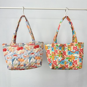 Borse shopper trapuntate in cotone con motivi a cartoni animati e stampe a cuore