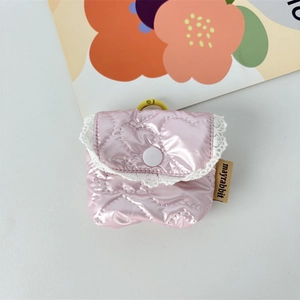 Detailansicht der rosa gesteppten Satintasche für Kopfhörer mit weißem Spitzenbesatz