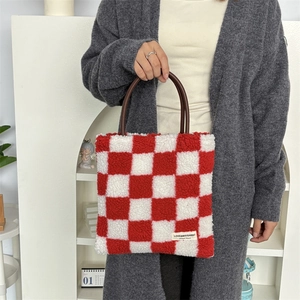 Détail de la texture douce du sac cabas à damier en peluche avec poignée en cuir