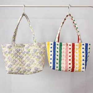 Borse tote in cotone trapuntato con motivi floreali e a righe e chiusura a pressione
